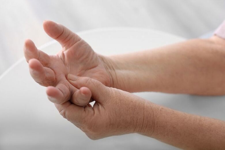 Bolest rukou a prstů je běžným příznakem cervikální osteochondrózy