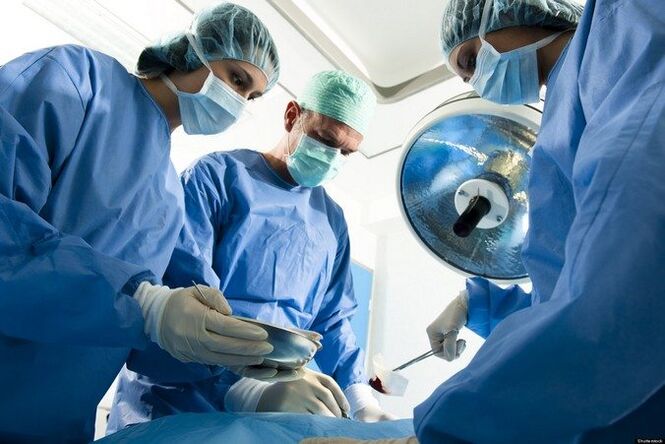 Proces provádění operace na nemocném kloubu