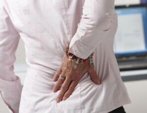 Radikulární syndrom při osteochondróze způsobuje bolesti zad v bederní oblasti
