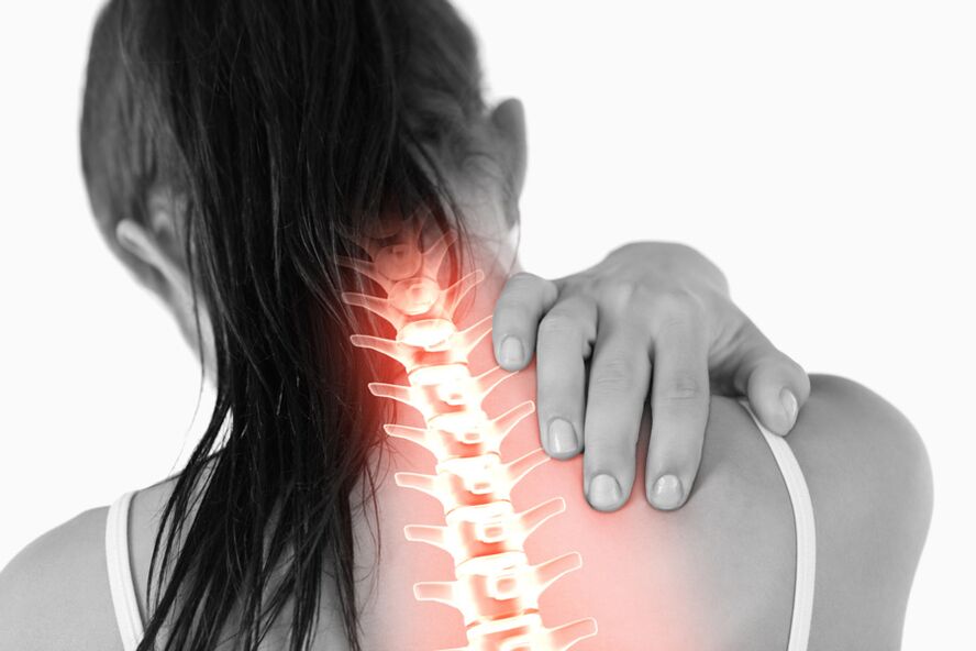 Bolest v důsledku osteochondrózy hrudní páteře u žen může vyzařovat do oblasti krku