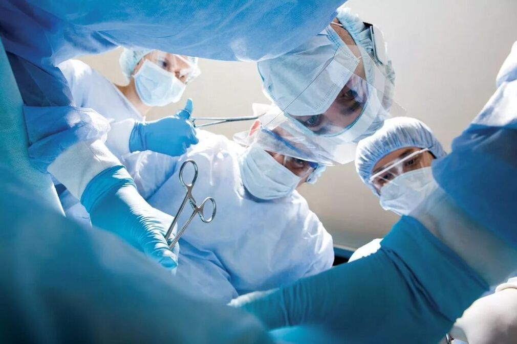 U komplikované hrudní osteochondrózy se provádí operace